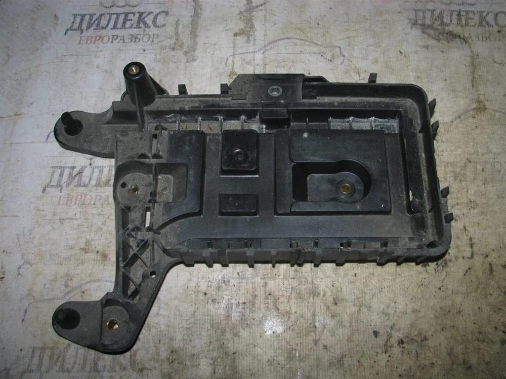 крепление акб (корпус/подставка) VW Tiguan 2007-2011 - -