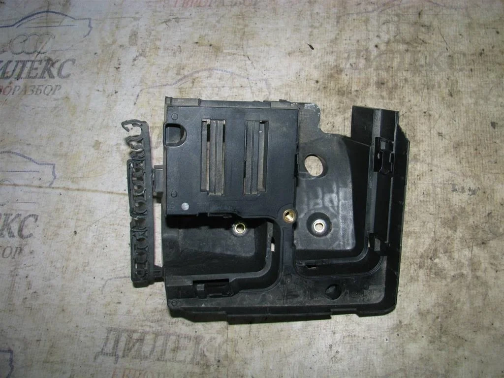 кронштейн (сопут. товар) VW Tiguan 2007-2011 - -