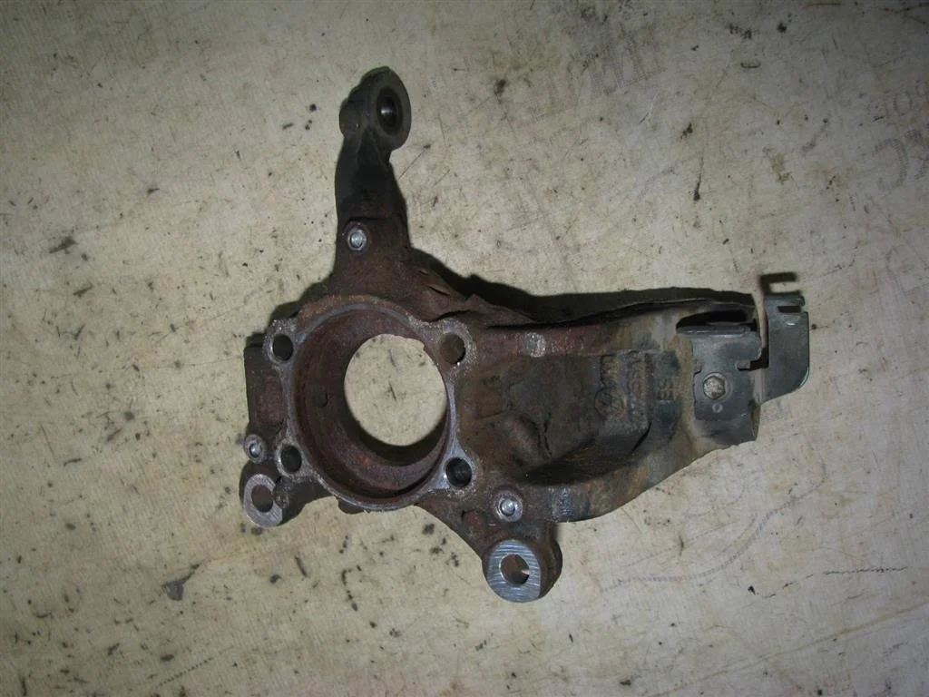 кулак поворотный VW Tiguan 2007-2011 R F