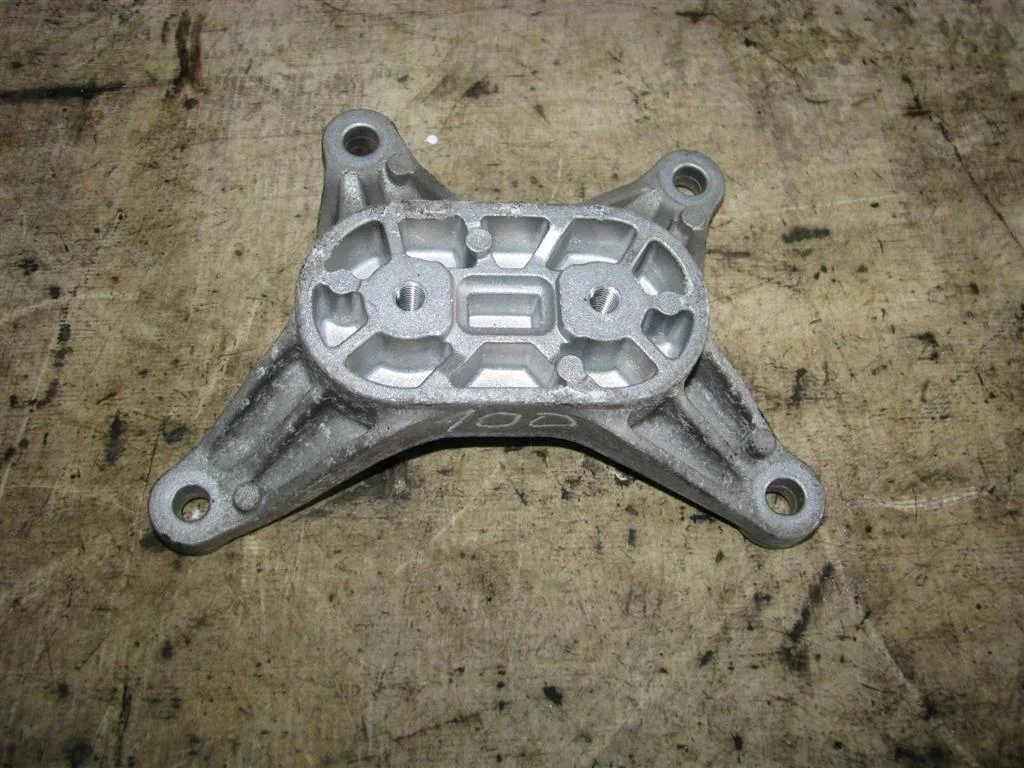 кронштейн акпп Audi A6 (C6 4F) 2004-2011 - -