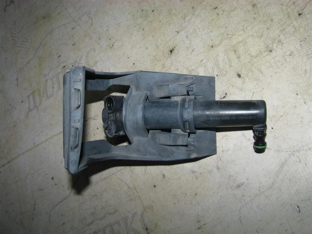 форсунка омывателя фары VW Tiguan 2007-2011 R -