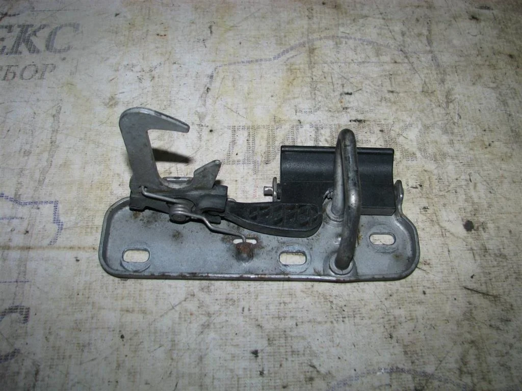 крючок капота VW Tiguan 2007-2011 - -