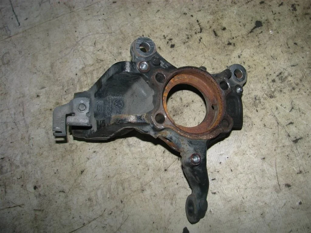 кулак поворотный VW Tiguan 2007-2011 R F