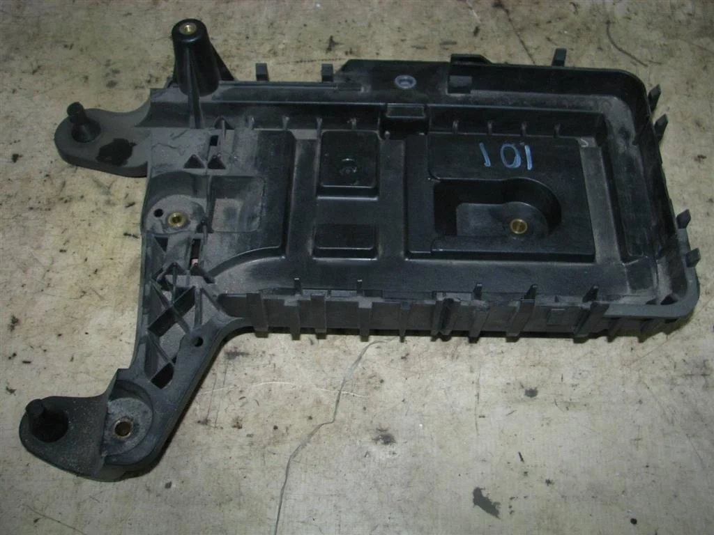 крепление акб (корпус/подставка) VW Tiguan 2007-2011 - -