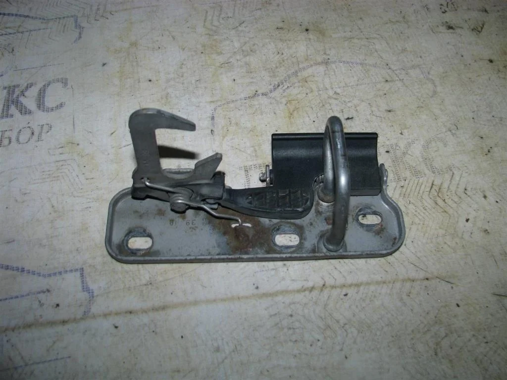 крючок капота VW Tiguan 2007-2011 - -
