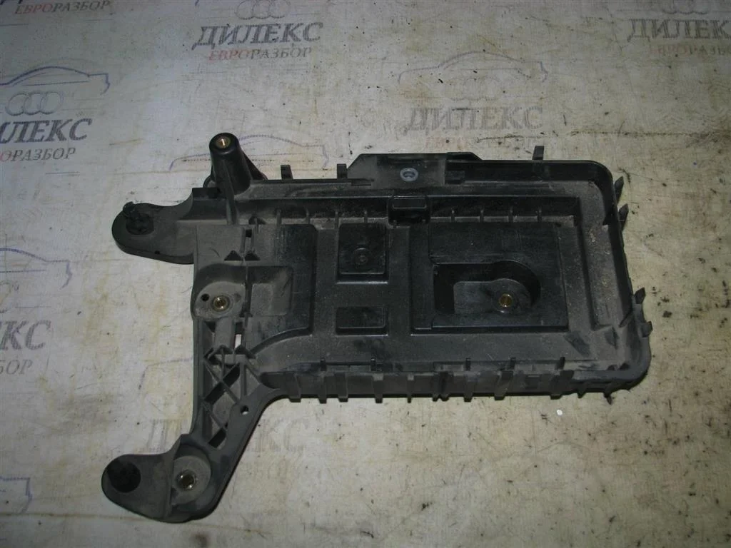 крепление акб (корпус/подставка) VW Tiguan 2007-2011 - -