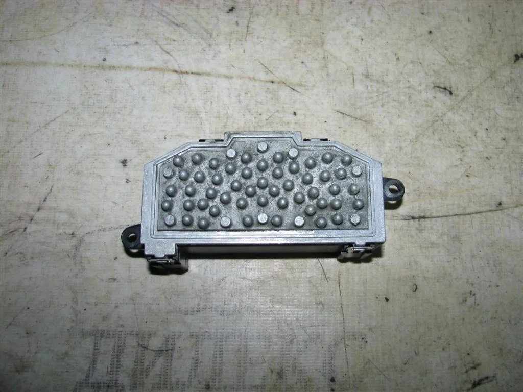 резистор отопителя VW Tiguan 2007-2011 - -