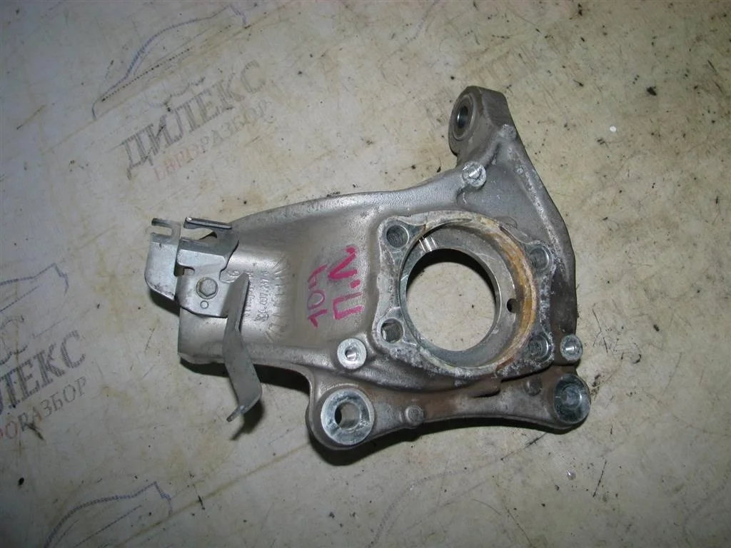 кулак поворотный VW Passat (B7) 2011-2015 L F