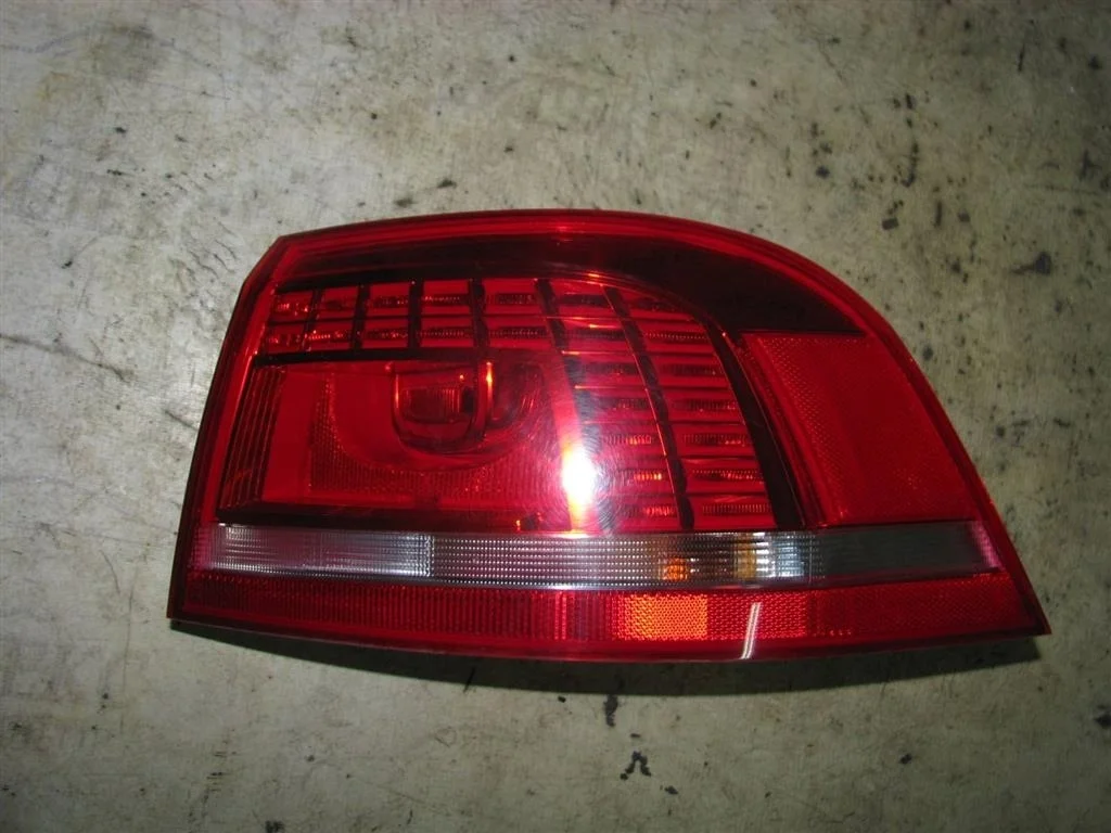 фонарь VW Passat (B7) 2011-2015 R R