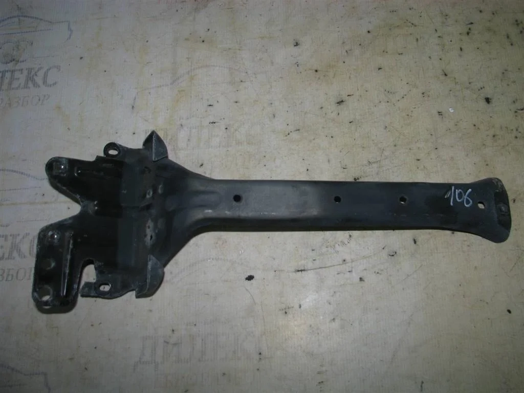 кронштейн замка капота VW Touareg 2002-2010 - -