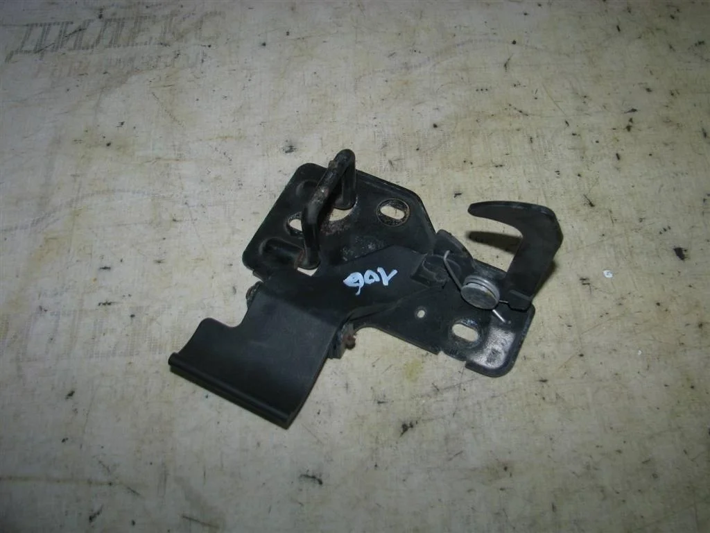 крючок капота VW Touareg 2002-2010 - -