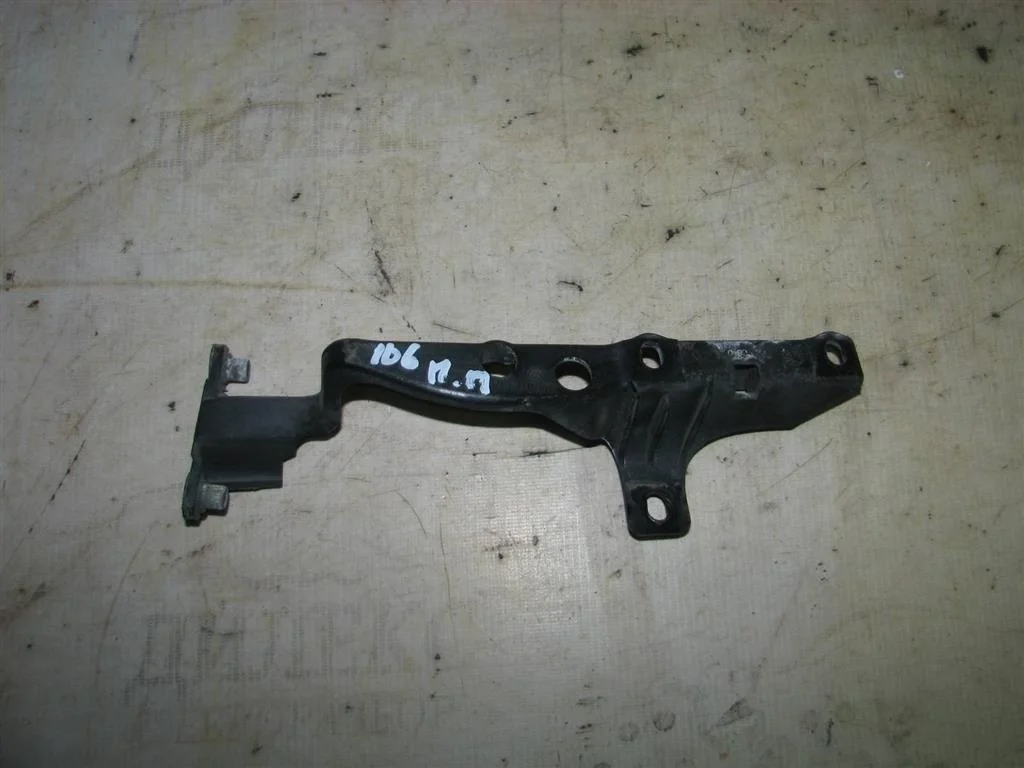 кронштейн фары VW Touareg 2002-2010 R -