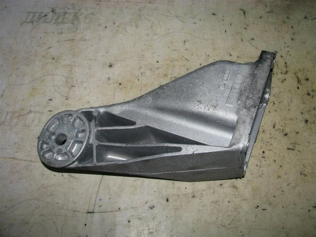 кронштейн двигателя VW Touareg 2002-2010 R -