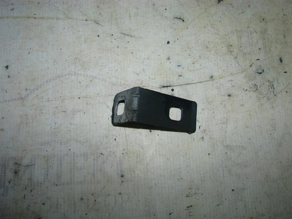 кронштейн (сопут. товар) VW Touareg 2002-2010 - -