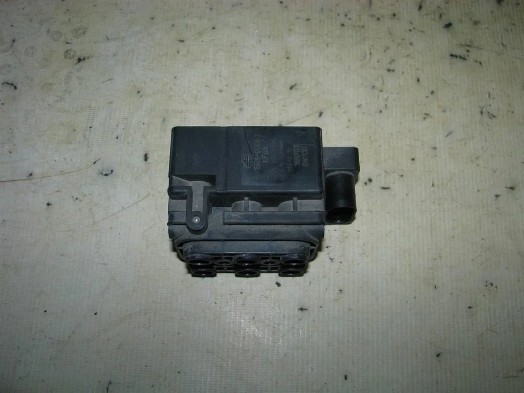 блок клапанов пневмоподвески VW Touareg 2002-2010 - -