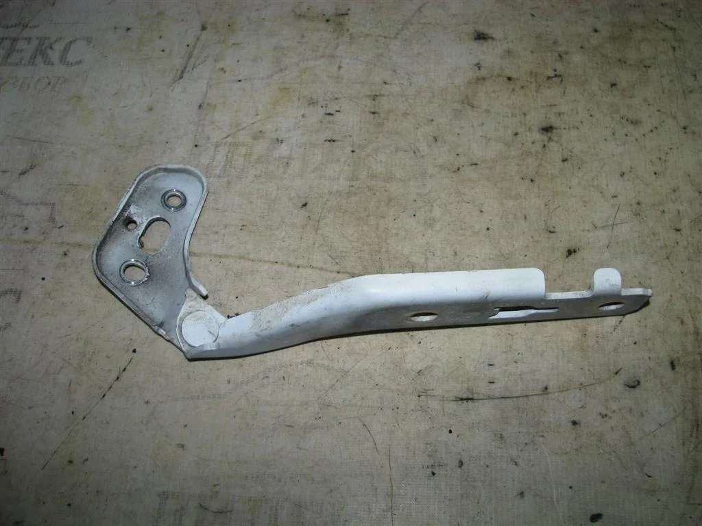 петля капота Audi A6 (C6 4F) 2004-2011 R -