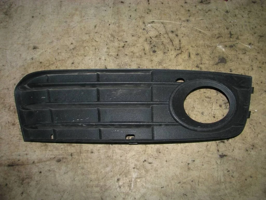 решетка в бампер Audi A4 (B8) 2007-2015 R -