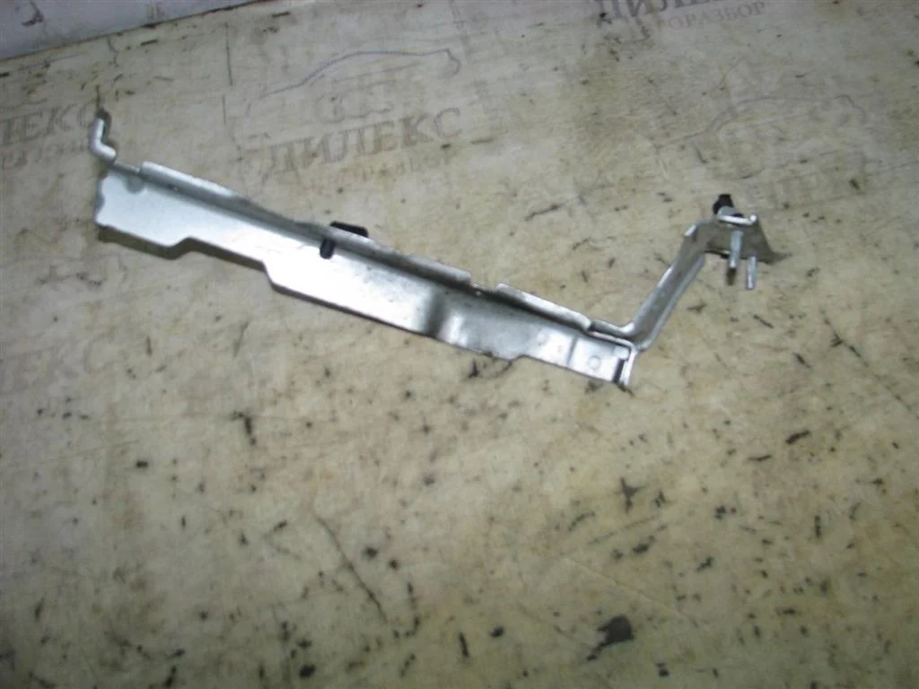 кронштейн крепления крыла Audi A4 (B8) 2007-2015 L -