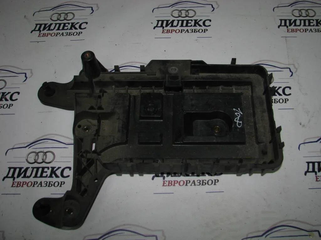крепление акб (корпус/подставка) VW Tiguan 2007-2011 - -