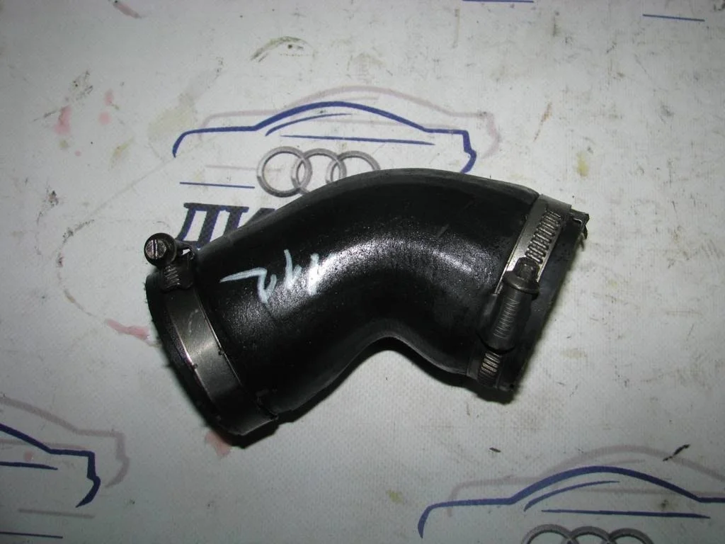 патрубок интеркулера VW Tiguan 2007-2011 - -