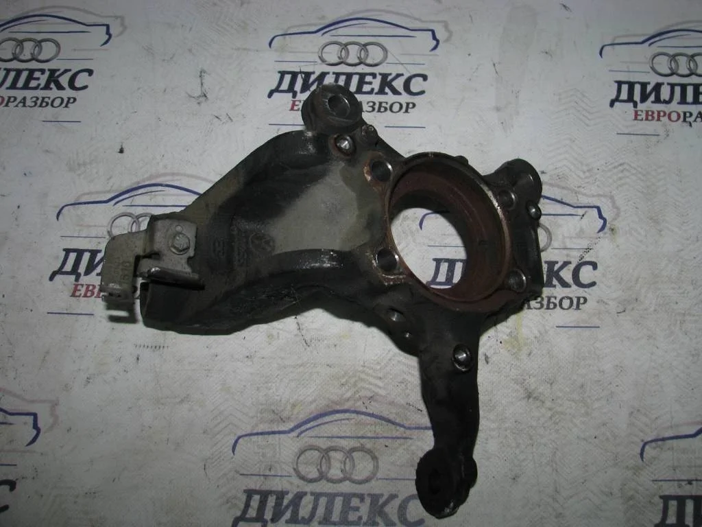 кулак поворотный VW Tiguan 2007-2011 R F