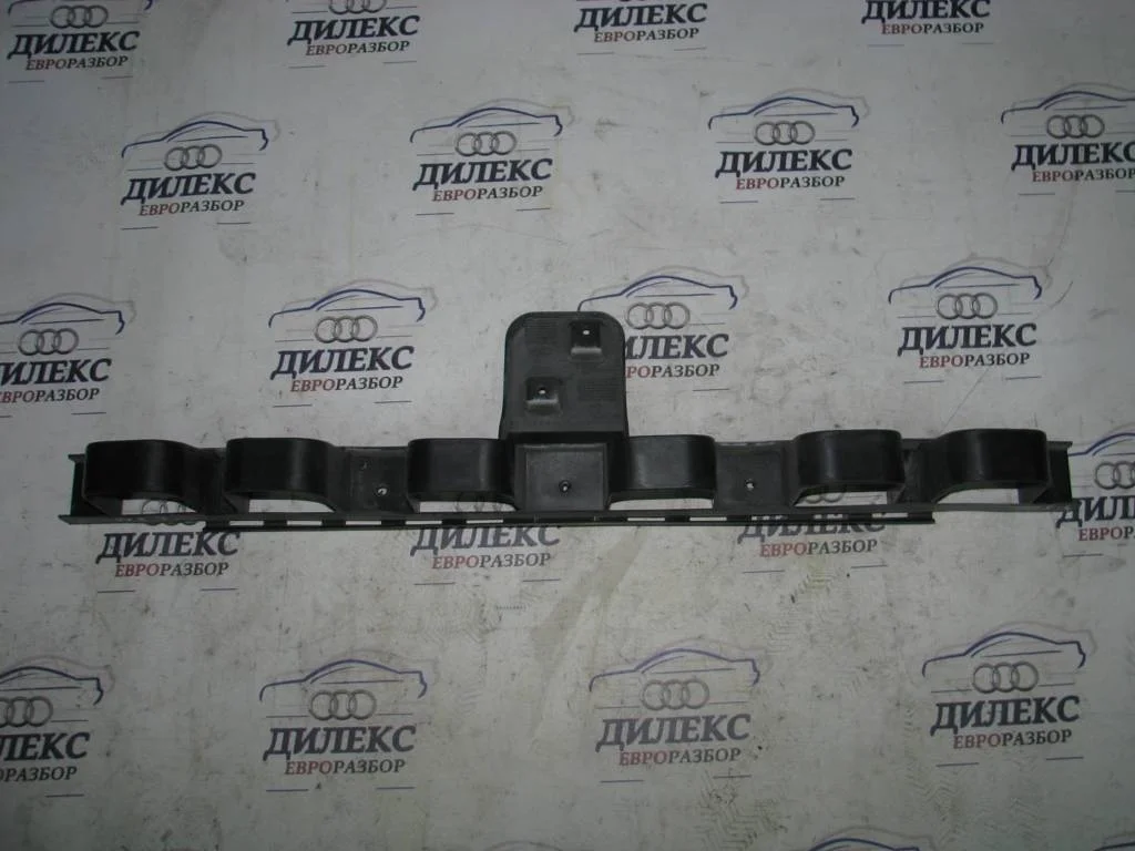 направляющая заднего бампера Ford Kuga 2008-2012 - R