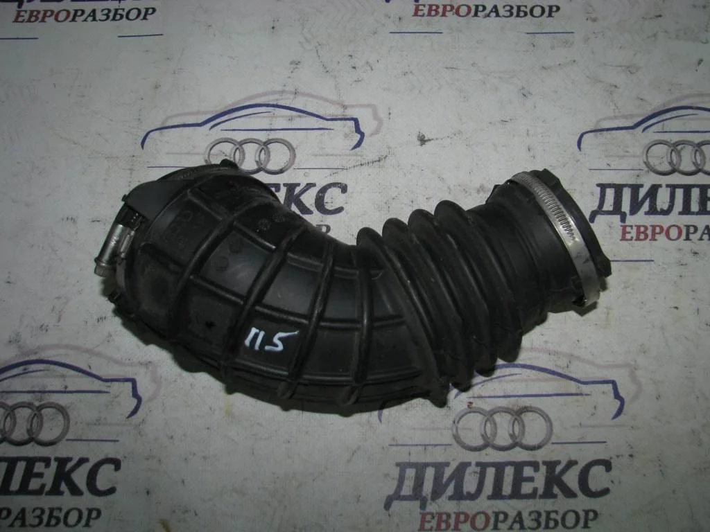 патрубок воздушного фильтра Audi A4 (B8) 2007-2015 - -