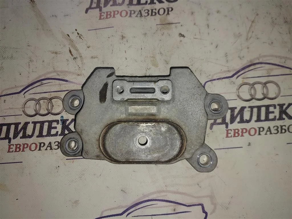 кронштейн опоры кпп Audi Q5 - -