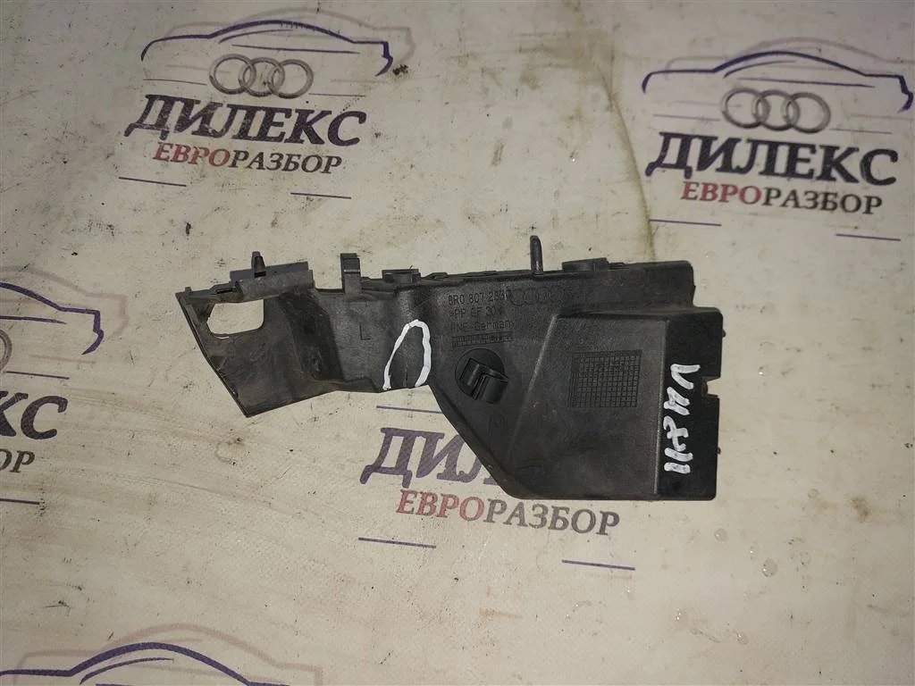 направляющая переднего бампера Audi Q5 L F