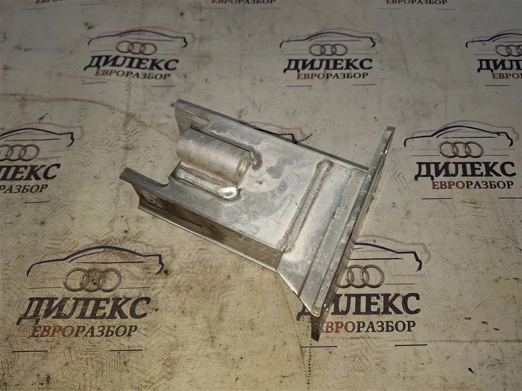 кронштейн усилителя переднего бампера Audi A4 (B8) 2007-2015 R F