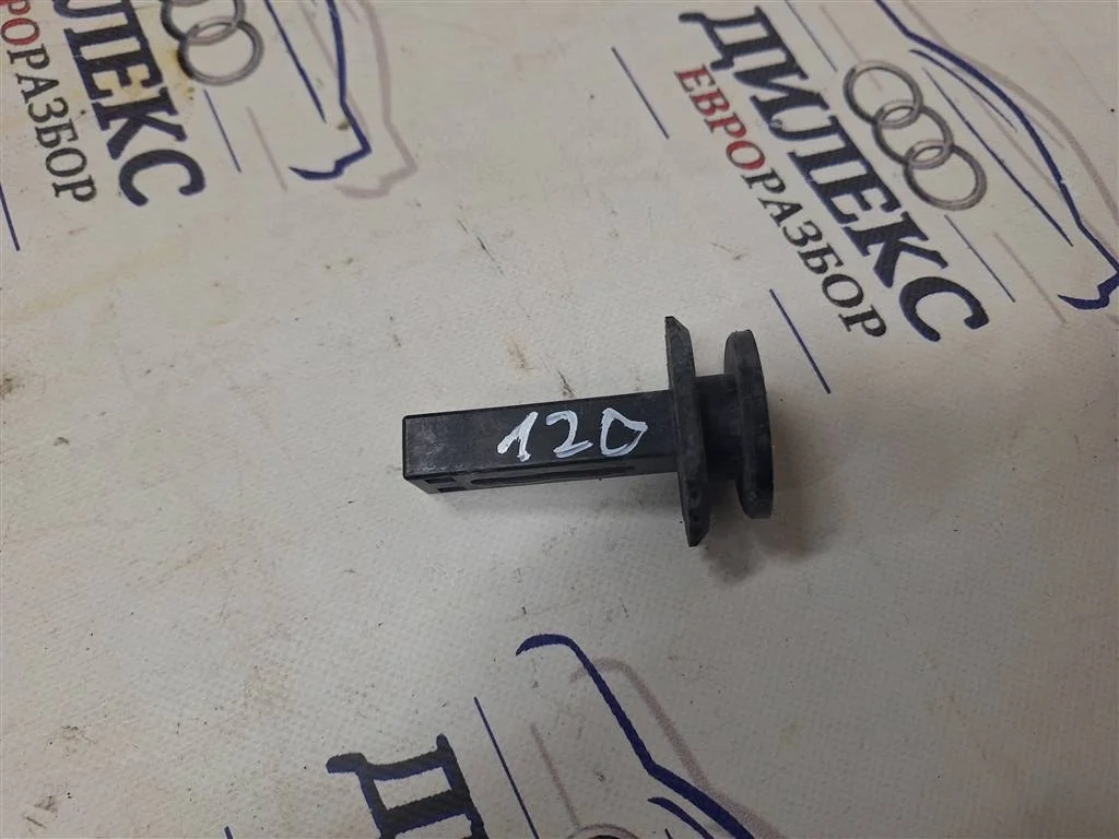 направляющая переднего бампера Mercedes Benz W204 2007-2015 - F