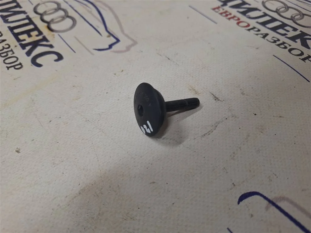 клипса автомобильная Mercedes Benz W204 2007-2015 - -