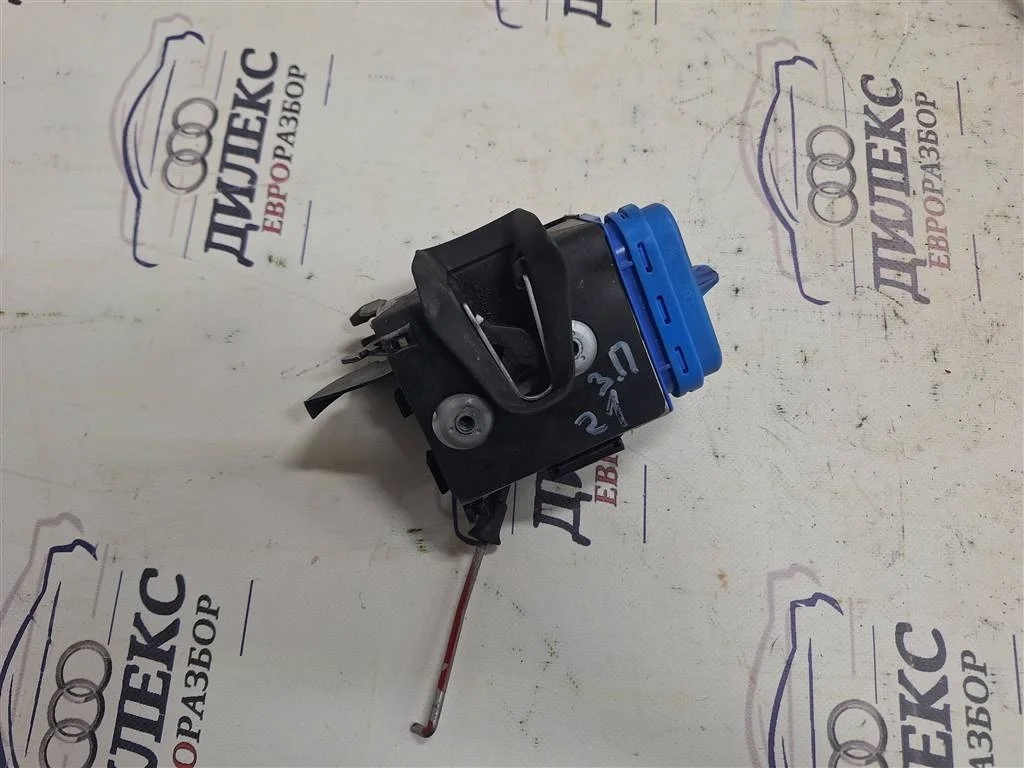 замок двери Audi A4 (B5) 1994-2000 R R