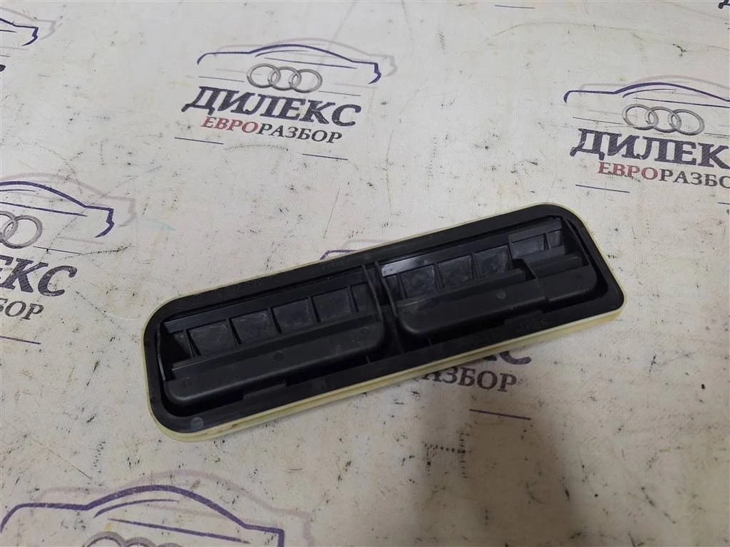 решетка вентиляционная Mercedes Benz W204 2007-2015 - -