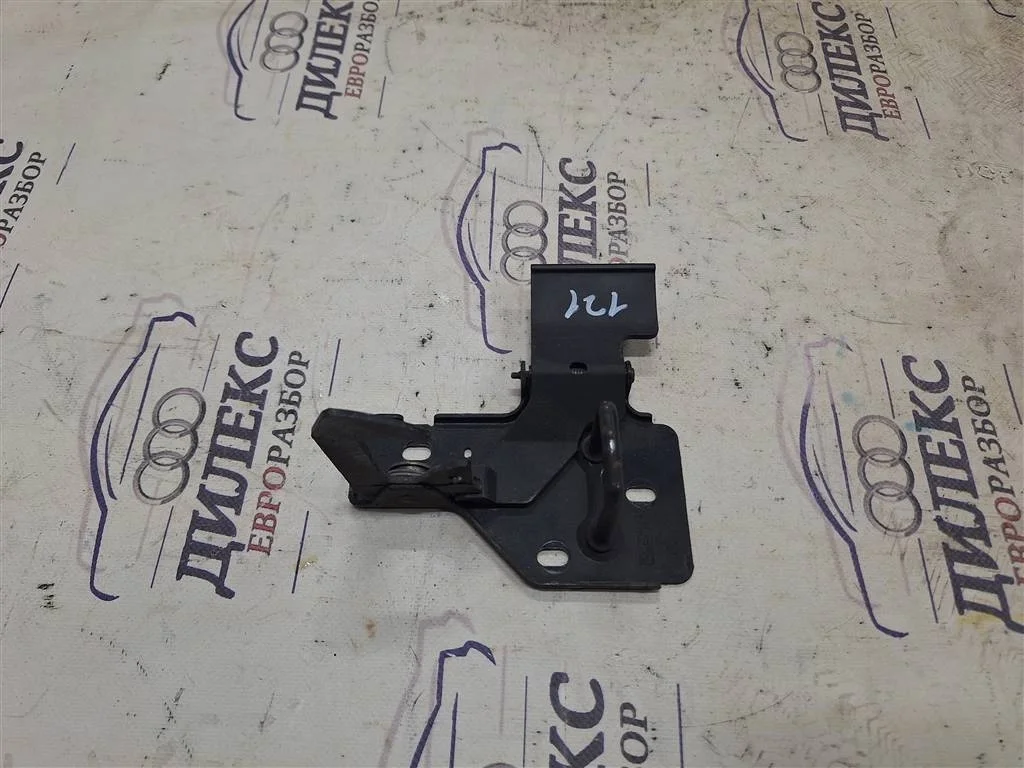 крючок капота Audi Q7 2005-2015 - -