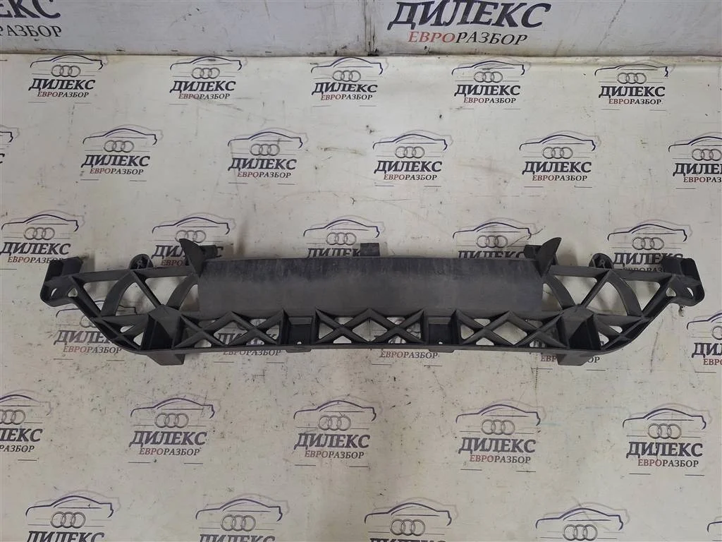 направляющая заднего бампера Audi Q7 2005-2015 - R