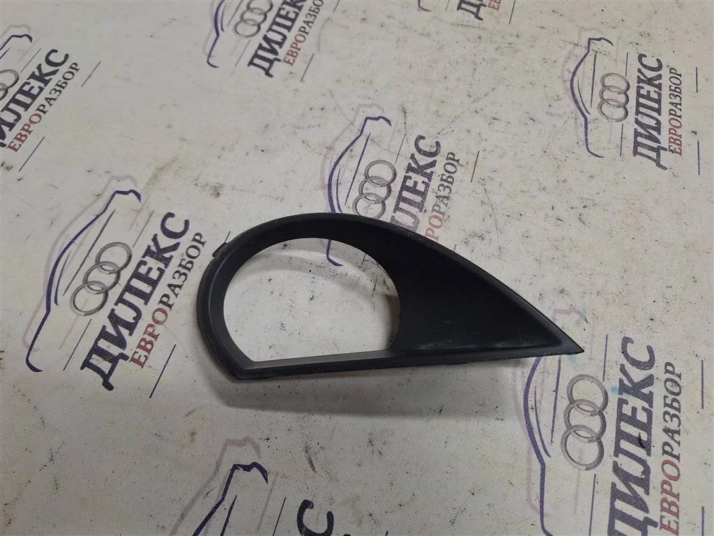 рамка противотуманной фары Audi Q7 2005-2015 L -