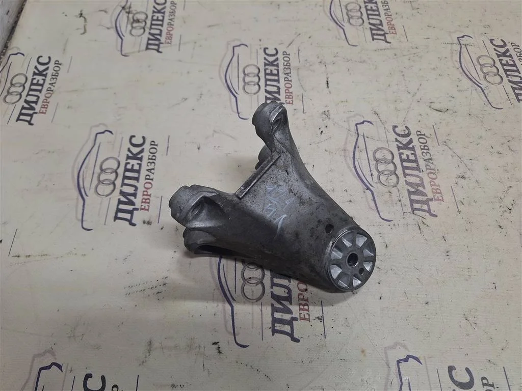 кронштейн опоры двигателя Audi Q7 2005-2015 L -