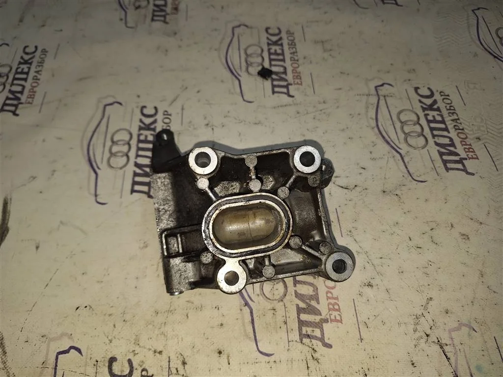 кронштейн кондиционера Audi Q7 2005-2015 - -