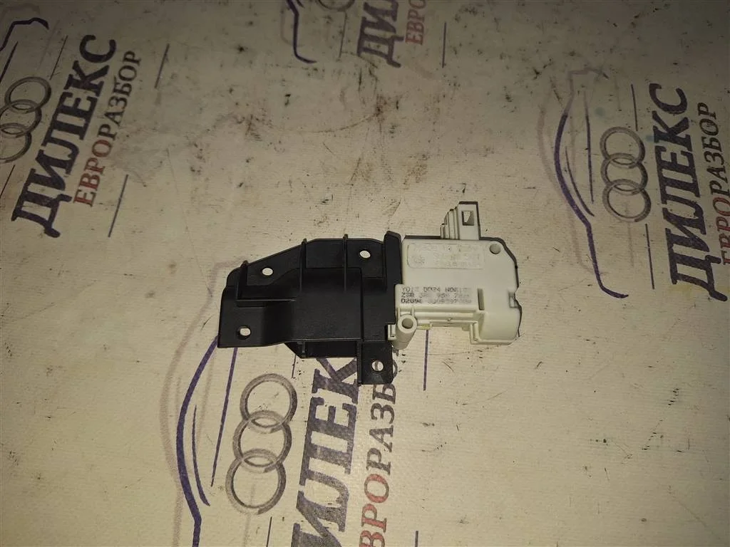 замок бардачка Audi Q7 2005-2015 - -