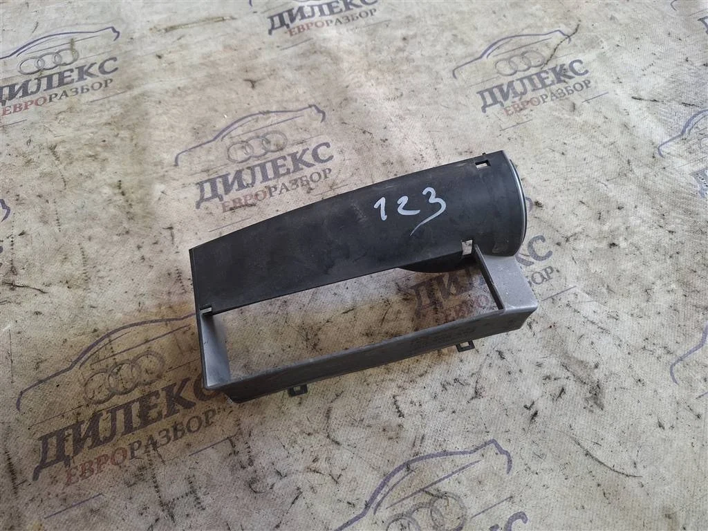 воздухозаборник (наружный) VW Passat (B6) 2005-2010 - -