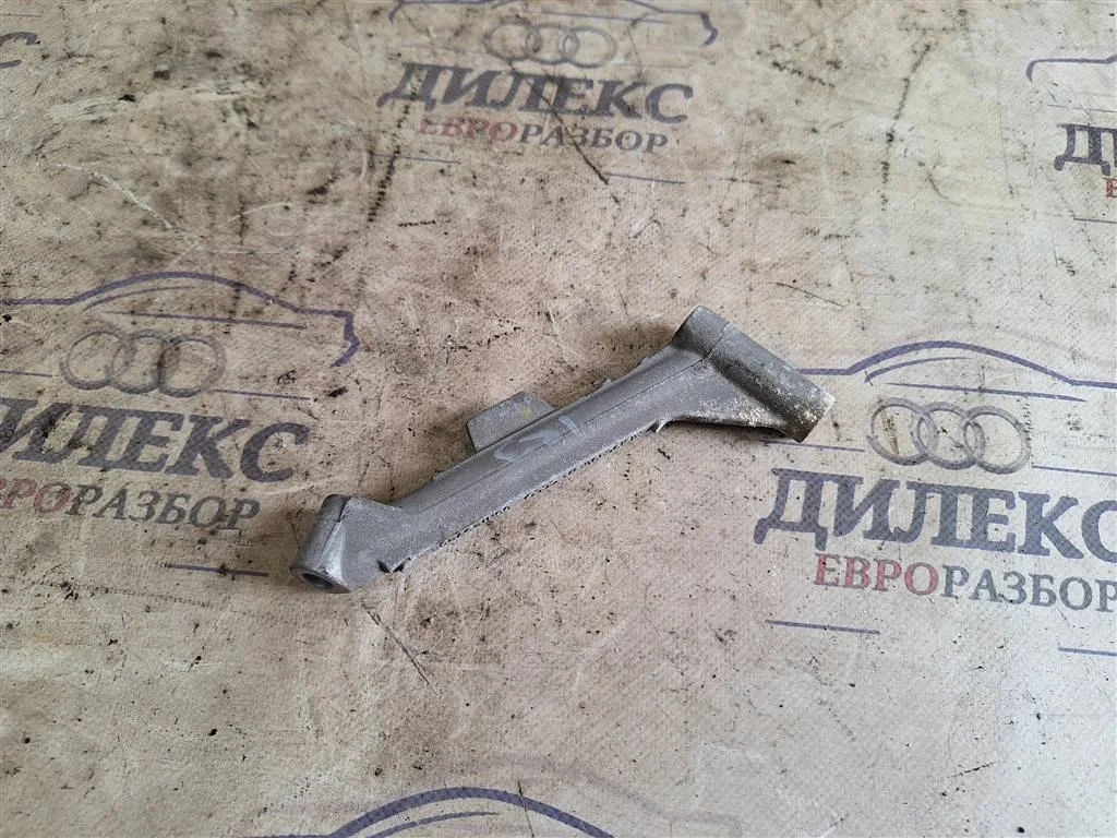 кронштейн VW Passat (B6) 2005-2010 - -