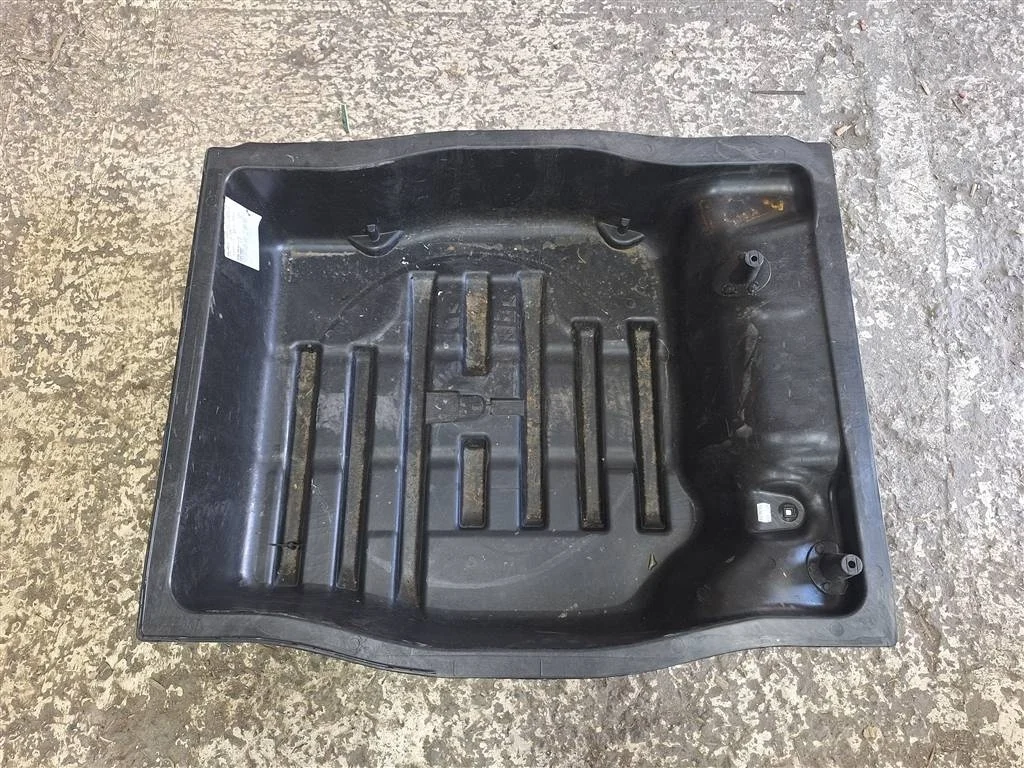 ниша запасного колеса VW Passat (B6) 2005-2010 - -