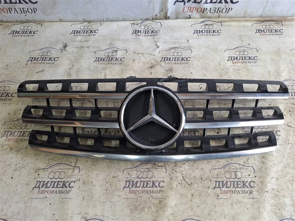 решетка радиатора Mercedes Benz M-Class ML 300 CDI 4MATIC - -