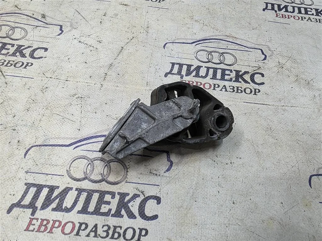 кронштейн глушителя Audi A4 (B8) 2007-2015 - -