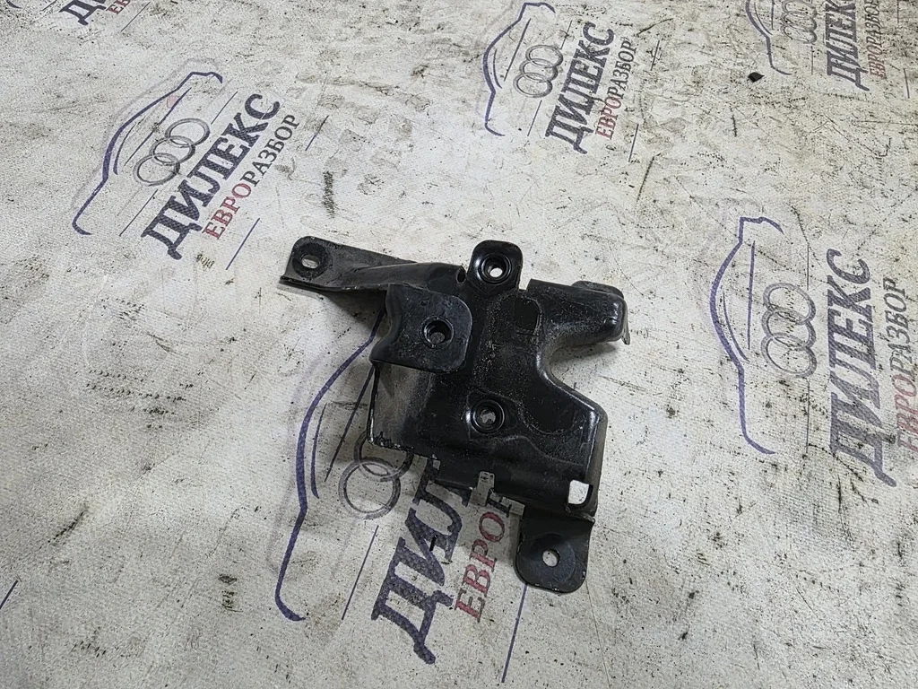 кронштейн замка капота Audi A8 [4H] 2010> - -