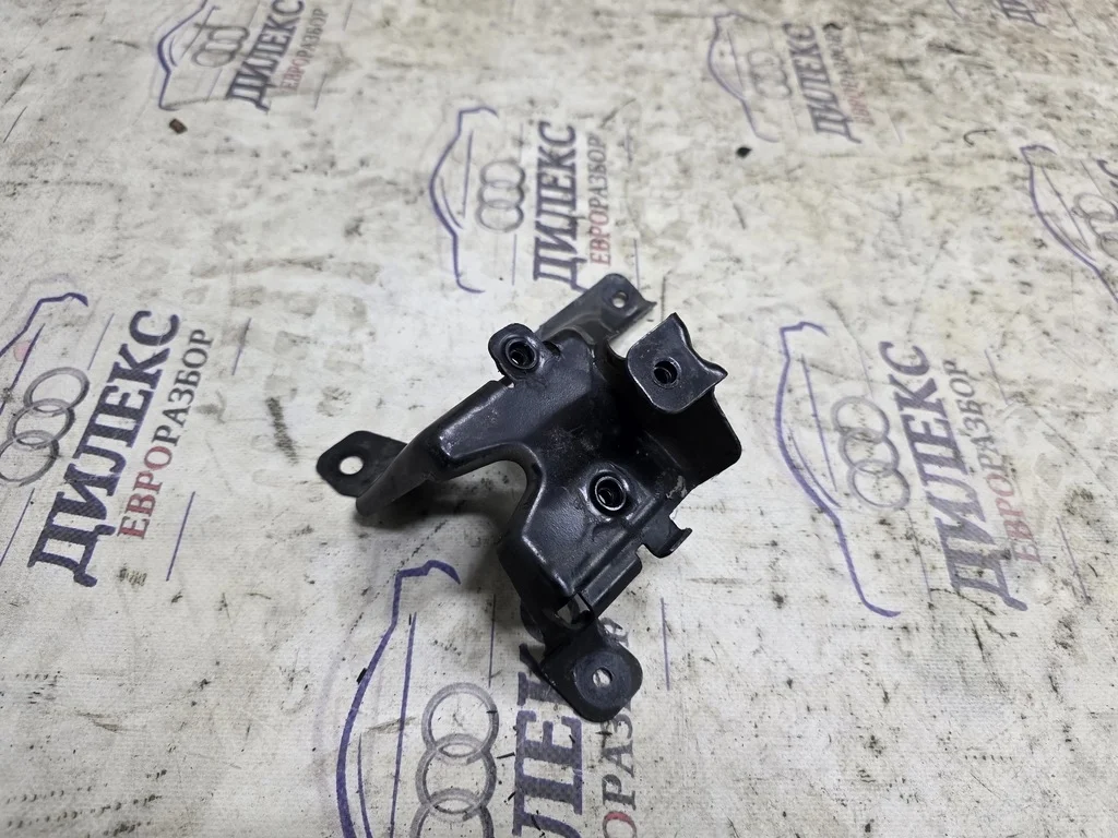 кронштейн замка капота Audi A8 [4H] 2010> - -