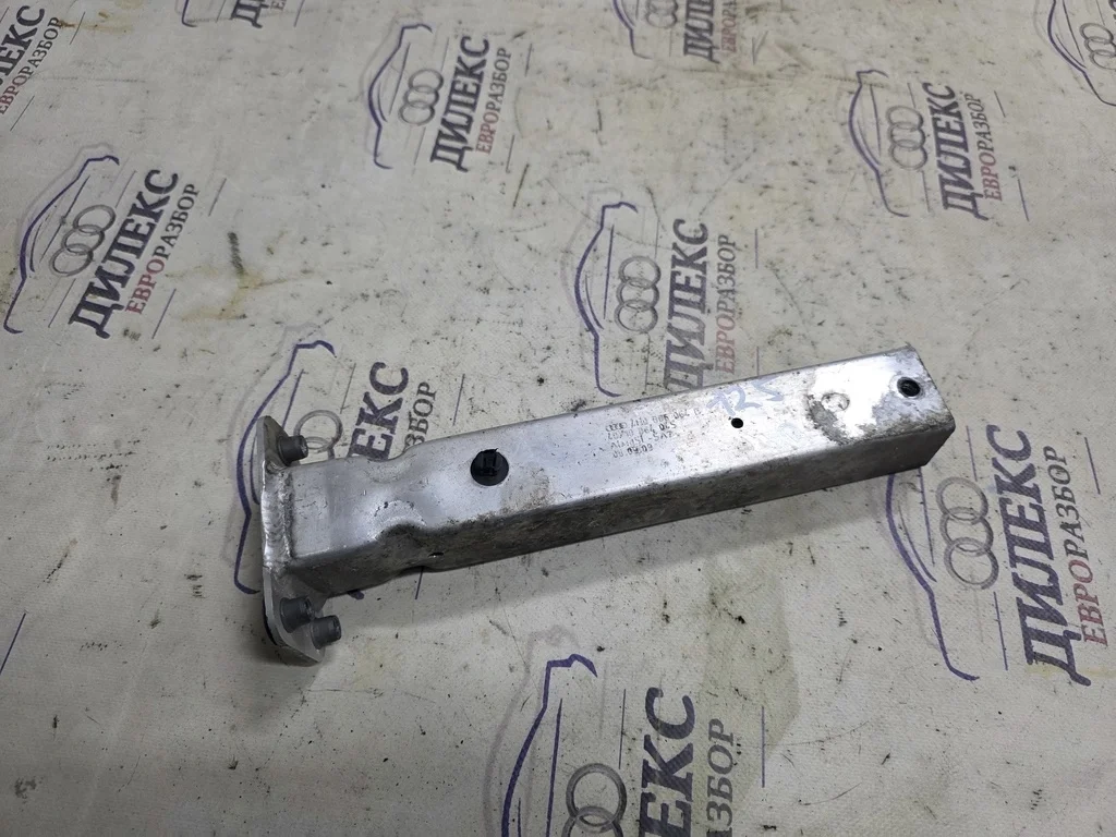 кронштейн усилителя переднего бампера Audi A8 [4H] 2010> R F