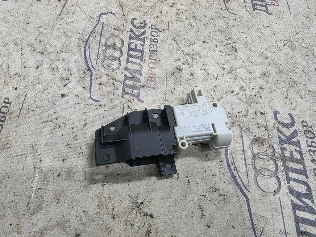 замок бардачка Audi Q7 2005-2015 - -