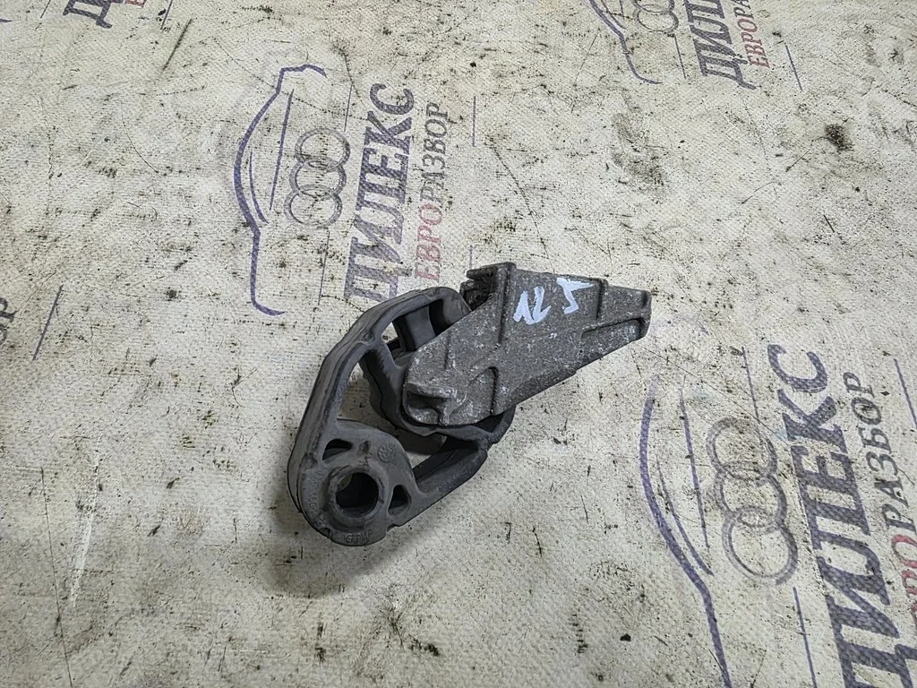 кронштейн глушителя Audi A8 [4H] 2010> - -